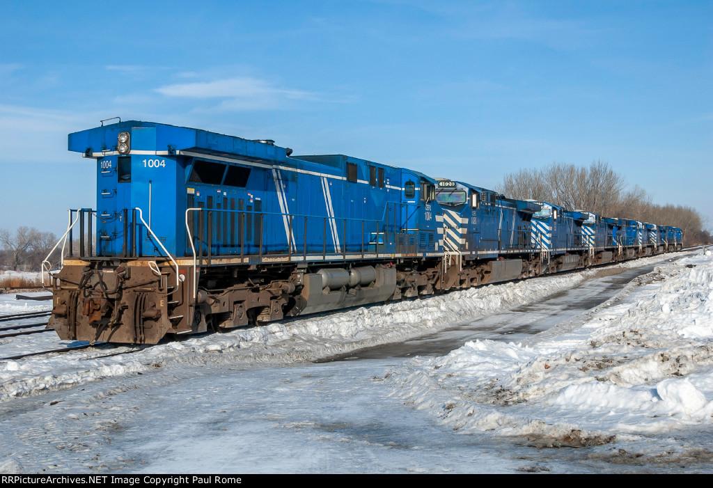 CEFX 1004, 1020, 1025, 1001 are in the consist of nine CEFX GE AC44CW units on the BNSF 